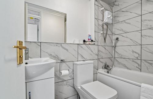 Whittington Apartment | Shades of white in Mill Hill