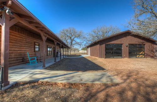 Fredericksburg House | Shady Lane Lodge: Hot-Tub and Game Room Wheelchair Access