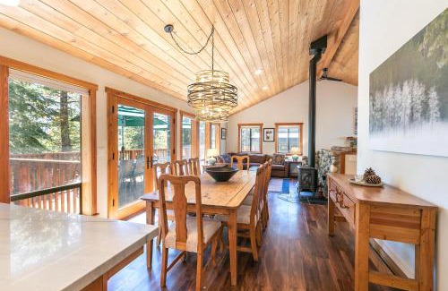 Truckee House | Shady Pines at Tahoe Donner- Serene Forest Retreat, 2 Gas Fireplaces, Sauna
