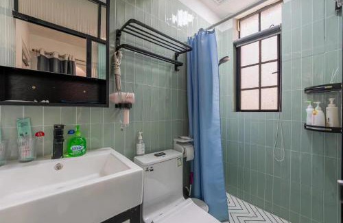 Huaihai Road Commercial Area House | Shanghai Downtown Flower B&B