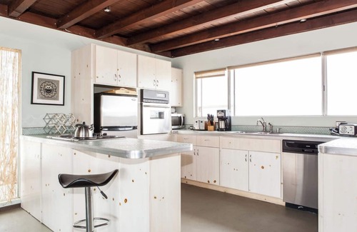 Joshua Tree Cabin | “Shangri-La” Mid-Century Mod Cabin with cowboy hot tub and sunset mountain views