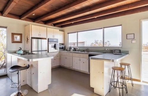 Joshua Tree Cabin | “Shangri-La” Mid-Century Mod Cabin with cowboy hot tub and sunset mountain views