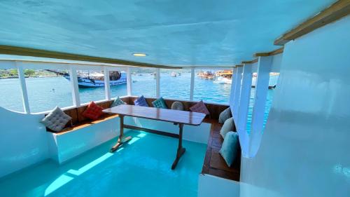 Labuan Bajo Boat Rental | Share trip komodo 3Days 2Night