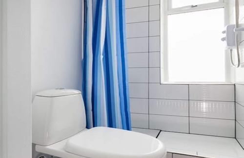 Chorlton-cum-Hardy House | Shared Short Term Let South Manchester