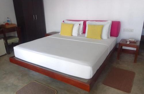 Kathaluwa Hotel | Shavara Beach