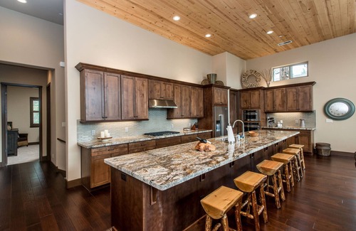 Bretz Mountain Village House | Shaver Lake Luxurious Cabin | 4 Bdrm Sleeps 8 | Stunning View