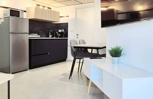 Bat Yam Apartment | SHaYaSH apartments Leonardo Bat-Yam