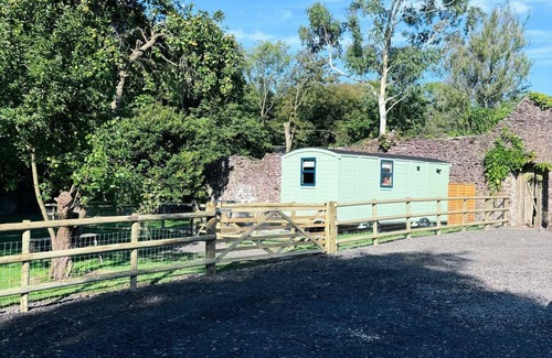 Milford Haven Apartment | Shepherds Hut With Hot Tub