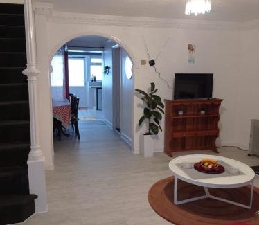 Chadwell House | Shepherds Spacious House 4-Beds