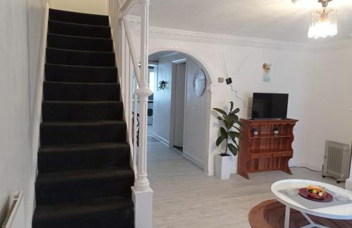 Chadwell House | Shepherds Spacious House 4-Beds