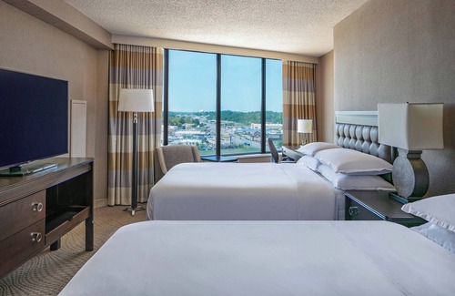 Greensboro Hotel | Sheraton Greensboro at Four Seasons