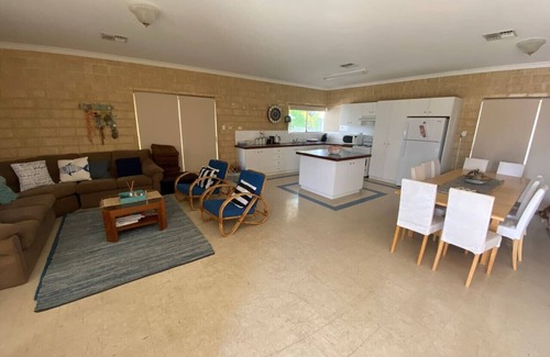 Ledge Point Apartment | Shore 2 please Holiday Home