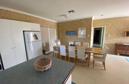 Ledge Point Apartment | Shore 2 please Holiday Home