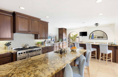 South Mission Beach Cottage | Shoreline by Avantstay Spectacular Beachfront Home w/Fire Pit, Spa & Pool Table