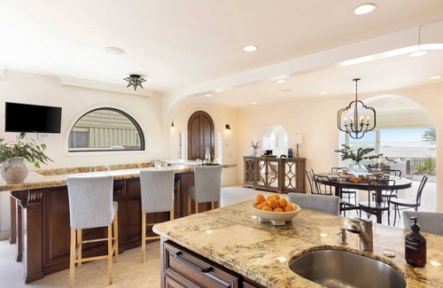 South Mission Beach Cottage | Shoreline by Avantstay Spectacular Beachfront Home w/Fire Pit, Spa & Pool Table