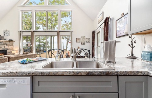 Arcadia House | π
 Shoreline Chalet β Wow Lake Michigan Views | Beach Access | Very Pet Friendly β  18396