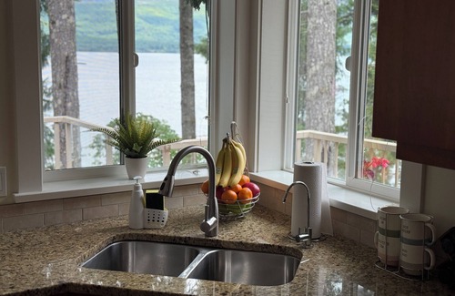 Youbou House | Shoreline Cottage on lake Cowichan