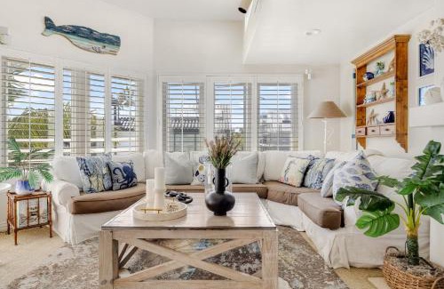 Balboa Peninsula House | Shoreline Villa by AvantStay Steps to the Beach Bay Pier
