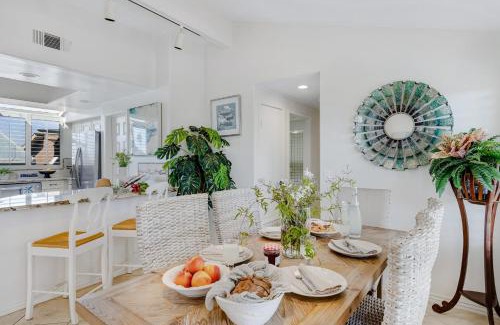 Balboa Peninsula House | Shoreline Villa by AvantStay Steps to the Beach Bay Pier