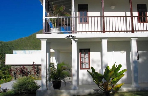 Spring Estate Apartment | "Shoreside" - beach-front studio apartment for two