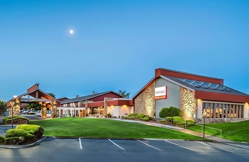 Tri-Cities Resort | Short Distance From The Well Known Sites! Modern Unit, w/FREE Parking, Pool!