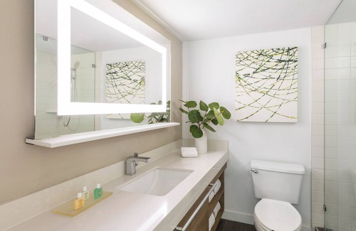 Islamorada Hotel | Short Distance From The Well Known Sites! 3 Family-friendly Units, Free Parking
