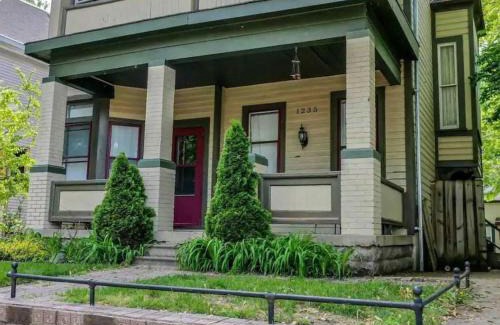 Victorian Village House | Short North - Convention - Queen Bed -Free Parking