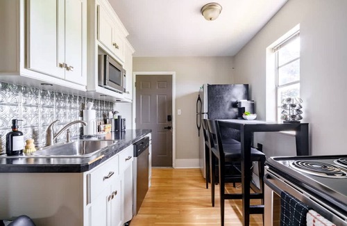 Victorian Village Apartment | Short North Convention Private Parking Pets
