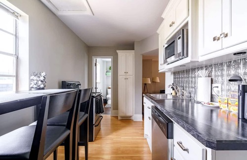 Victorian Village Apartment | Short North Convention Private Parking Pets