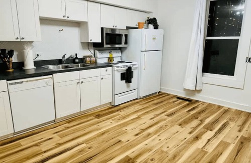 Italian Village House | Short North Convention King Bed Free Parking