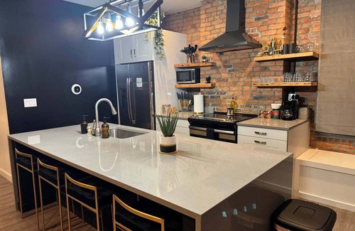 Italian Village House | Short North Convention King Bed Free Parking