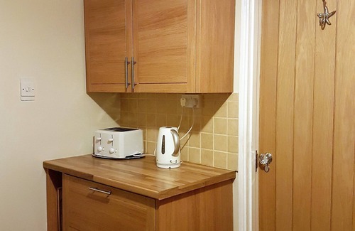 Guildford House | Short or long term, group holiday stays in Guildford. Easy access, free parking