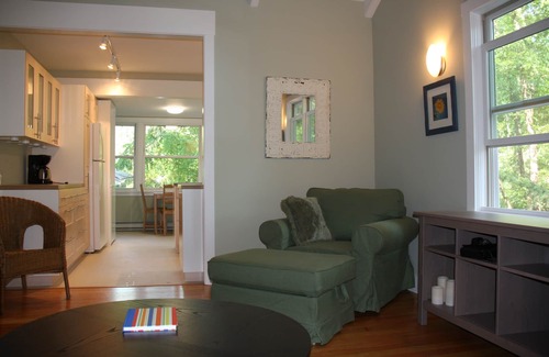 Lakeside Cottage | Short walk to the beach & backs up to the woods!