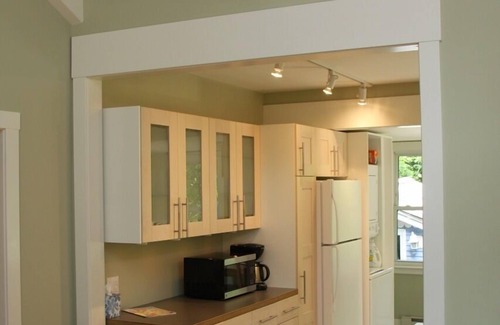 Lakeside Cottage | Short walk to the beach & backs up to the woods!