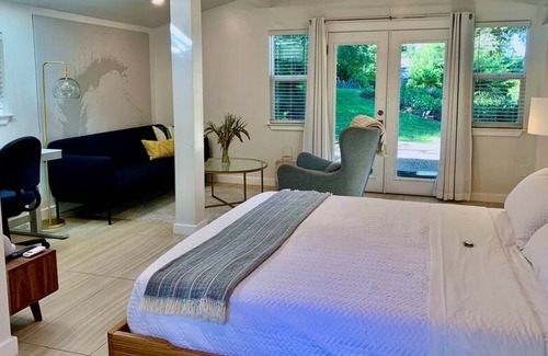 Carmichael House | Shurwin Suite 4 · Carmichael Sacramento : Peaceful Modern Cottage