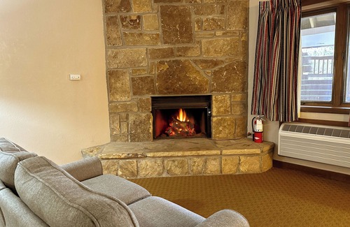 Gatlinburg Hotel | Sidney James Mountain Lodge