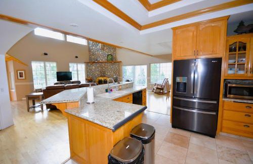 Bass Lake House | Sierra Sunset Lake View