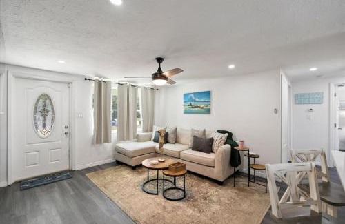 Gulf Gate Estates House | Siesta Key Cottage with Heated Pool