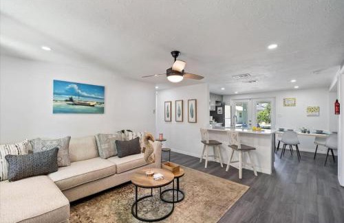 Gulf Gate Estates House | Siesta Key Cottage with Heated Pool