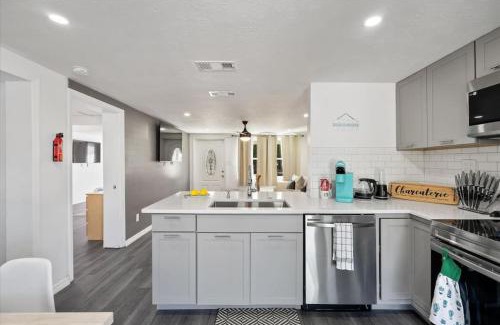 Gulf Gate Estates House | Siesta Key Cottage with Heated Pool