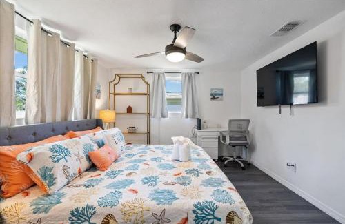 Gulf Gate Estates House | Siesta Key Cottage with Heated Pool