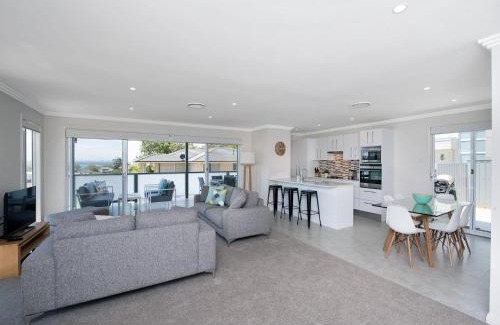 Corlette House | Signature House 52 Saratoga Avenue