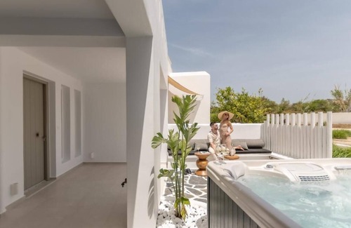 Plaka Apartment | Signature Jacuzzi Suite Garden View
