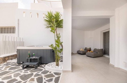 Plaka Apartment | Signature Jacuzzi Suite Garden View
