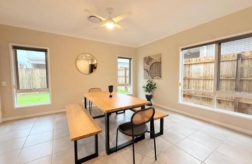 Griffin House | Silky Oak Stay - Brand New House in Griffin