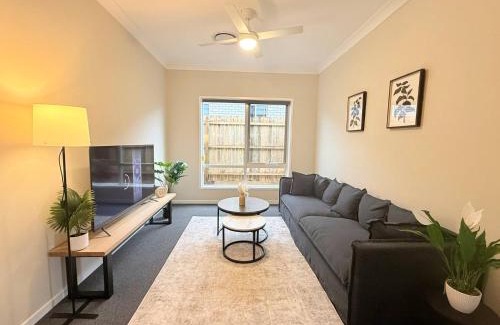 Griffin House | Silky Oak Stay - Brand New House in Griffin