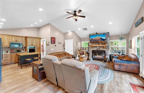Salt Lake Mountain Resorts Cabin | Silver Fork Chalet - Hot Tub & 18+ Beds