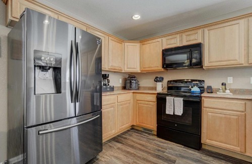 Colorado Springs House | Silver Lining Trails & Peaks BBQ Dog-friendly