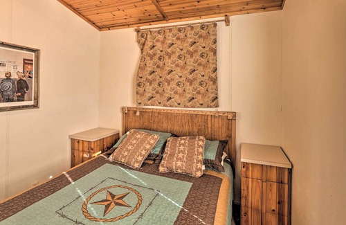 Chico Cabin | 'Silverado Cabin' w/ Fire Pit, Fish On-Site!