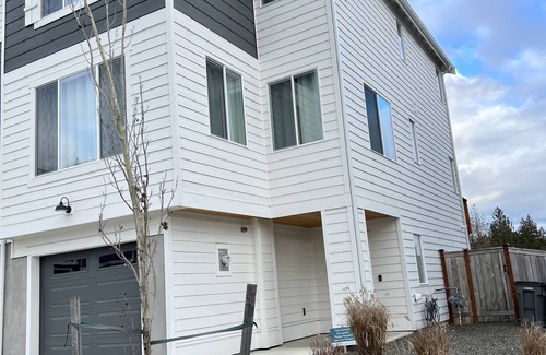 West Hills House | Silverdale Modern Townhome